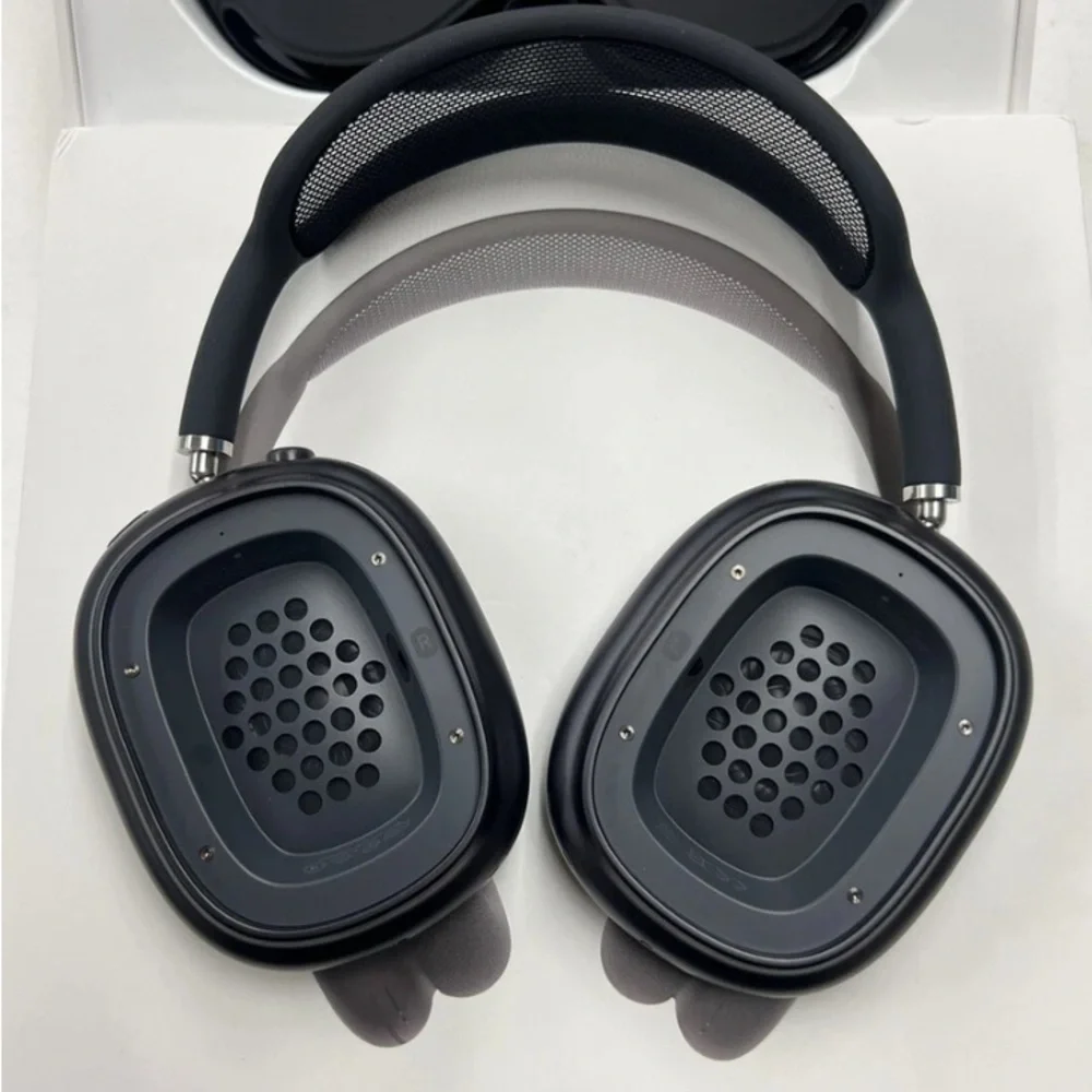 Apple Black VR Headset with Adjustable Straps and Cushioned Padding